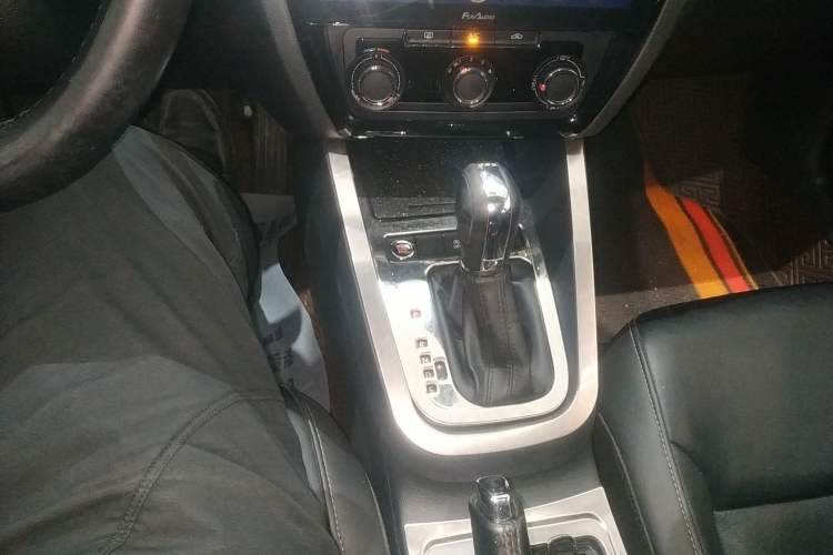 Used Volkswagen Sagitar 2018 280TSI DSG Comfort Model Gear Lever