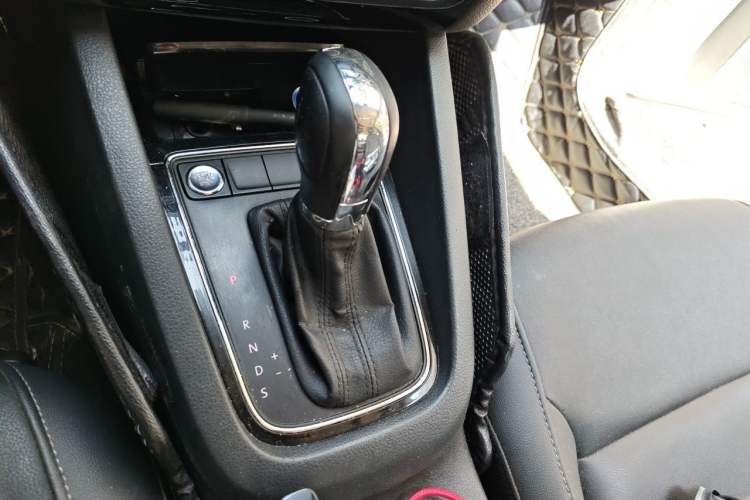 Used Volkswagen Sagitar 2018 1.6L Automatic Comfort Model Gear Lever