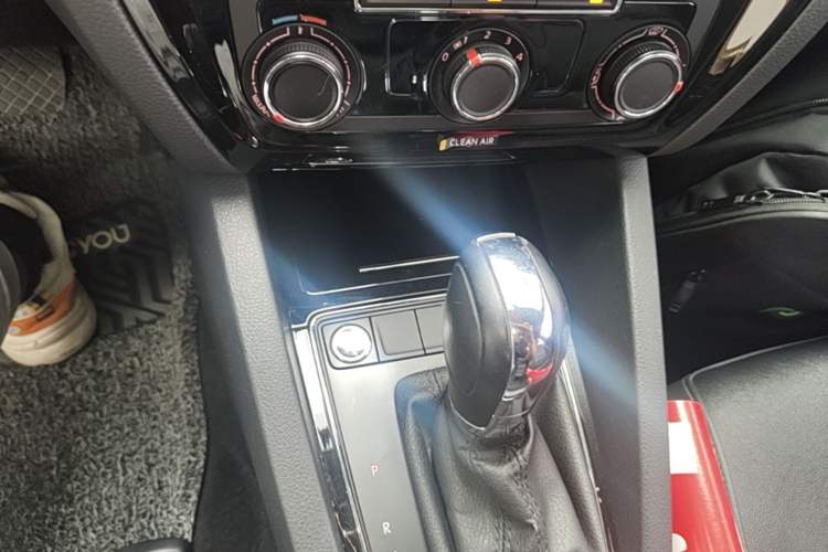 Used Volkswagen Sagitar 2018 1.6L Automatic Comfort Model Gear Lever