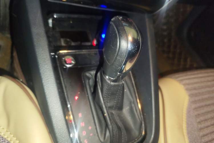 Used Volkswagen Sagitar 2018 1.6L Automatic Comfort Model Gear Lever