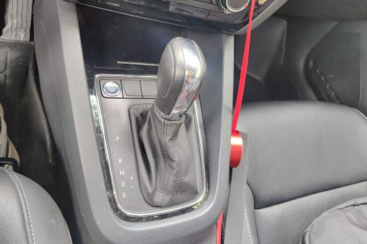 Used Volkswagen Sagitar 2018 1.6L Automatic Comfort Model Gear Lever