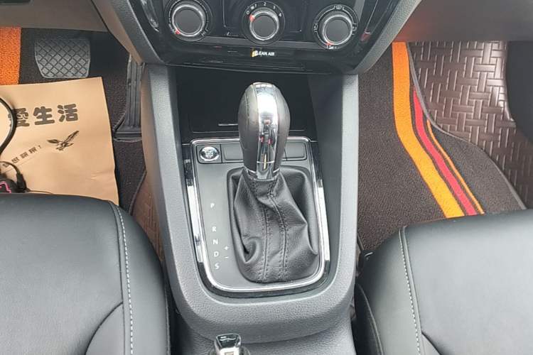 Used Volkswagen Sagitar 2018 280TSI DSG Comfort Model Gear Lever