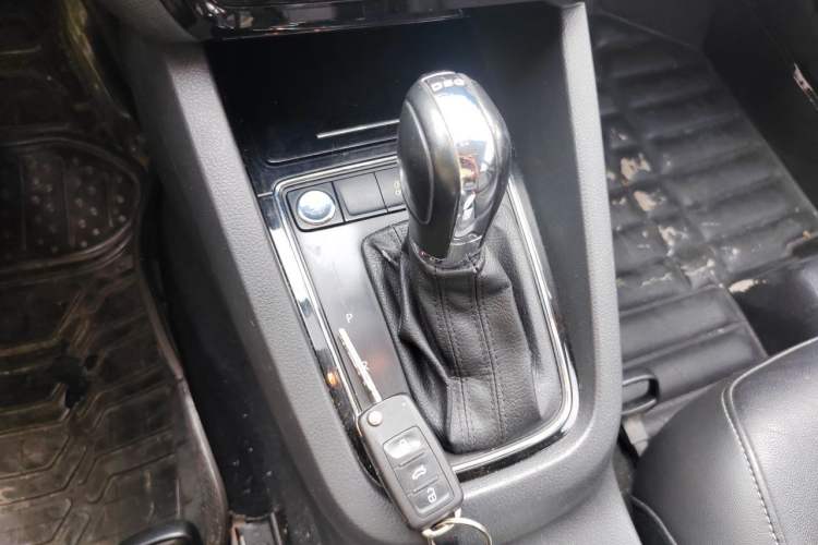 Used Volkswagen Sagitar 2018 280TSI DSG Comfort Model Gear Lever