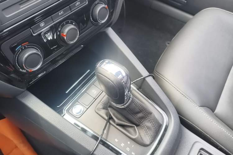 Used Volkswagen Sagitar 2018 280TSI DSG Ignite Edition Gear Lever