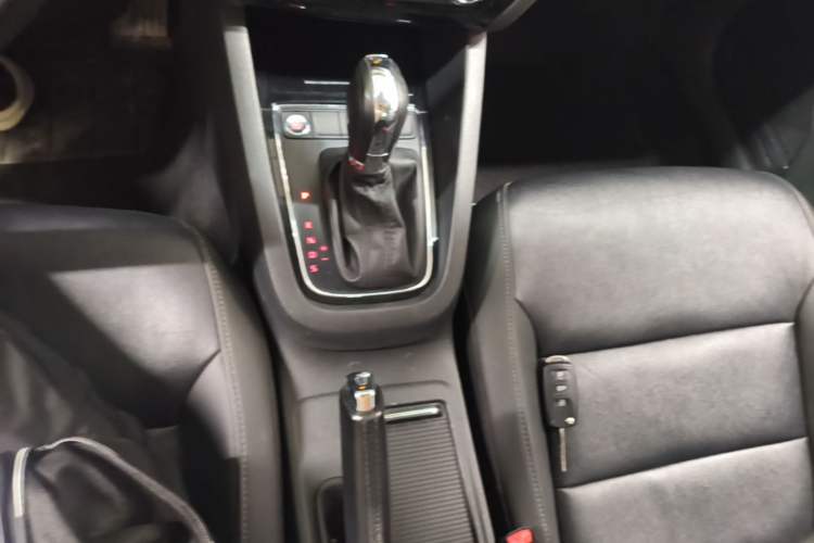 Used Volkswagen Sagitar 2018 1.6L Automatic Comfort Model Gear Lever