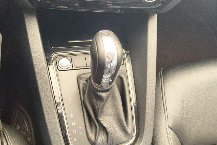Used Volkswagen Sagitar 2018 1.6L Automatic Comfort Model Gear Lever