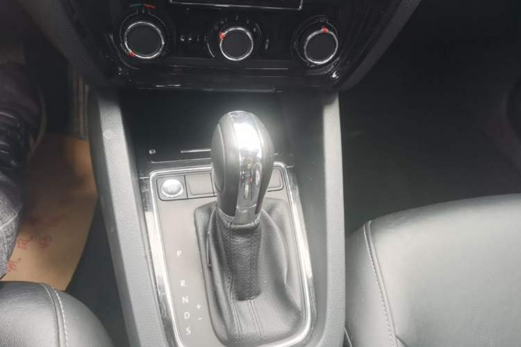 Used Volkswagen Sagitar 2018 1.6L Automatic Comfort Model Gear Lever