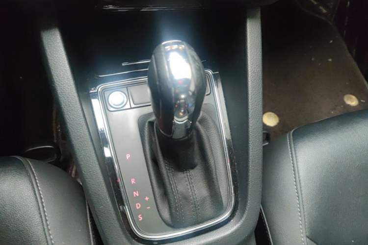 Used Volkswagen Sagitar 2018 180TSI DSG Prestige Edition Gear Lever