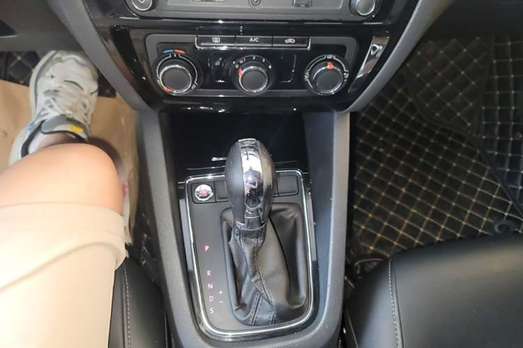 Used Volkswagen Sagitar 2018 1.6L Automatic Comfort Model Gear Lever