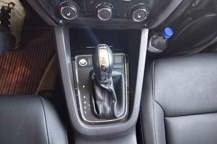 Used Volkswagen Sagitar 2018 180TSI DSG Prestige Edition Gear Lever