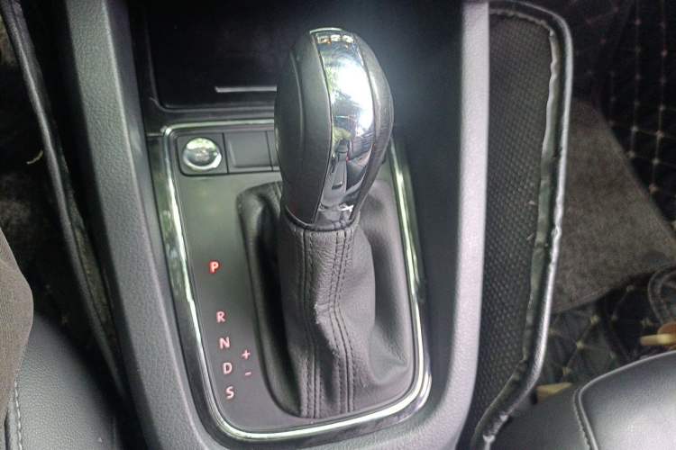 Used Volkswagen Sagitar 2018 280TSI DSG Ignite Edition Gear Lever