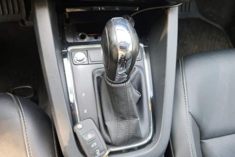 Used Volkswagen Sagitar 2018 1.6L Automatic Comfort Model Gear Lever