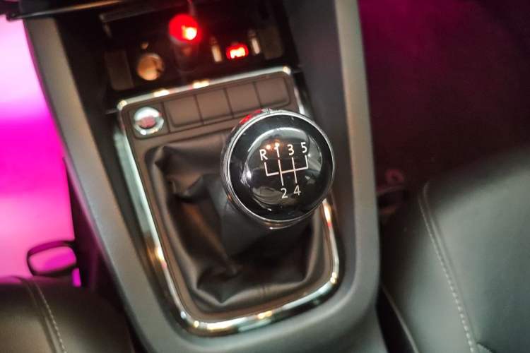 Used Volkswagen Sagitar 2018 1.6L Manual Comfort Model Gear Lever
