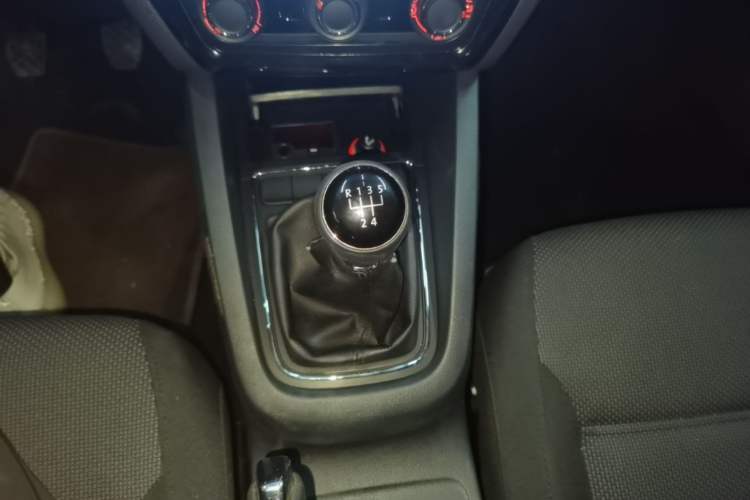 Used Volkswagen Sagitar 2018 1.6L Manual Fashion Edition Gear Lever