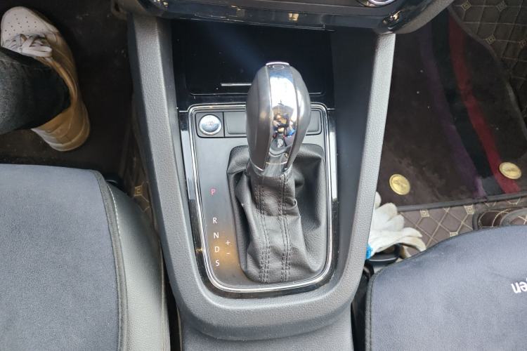 Used Volkswagen Sagitar 2018 1.6L Automatic Comfort Model Gear Lever