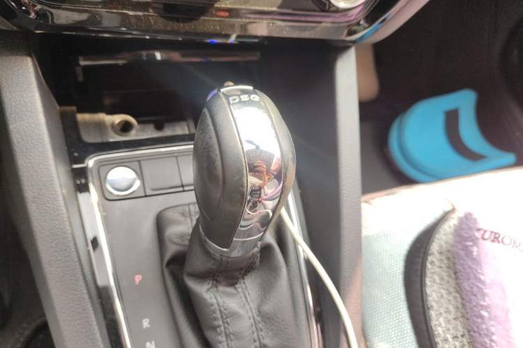 Used Volkswagen Sagitar 2018 280TSI DSG Ignite Edition Gear Lever