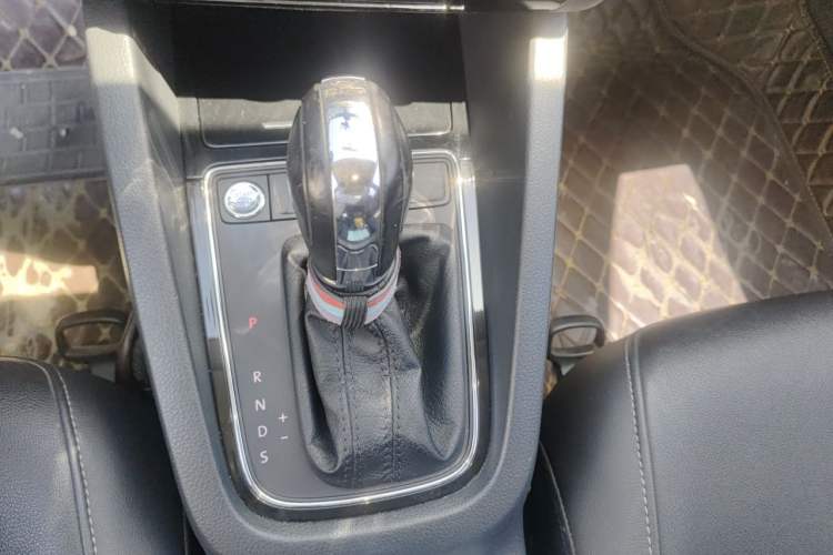 Used Volkswagen Sagitar 2018 280TSI DSG Comfort Model Gear Lever