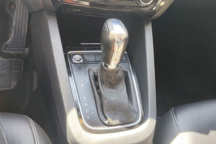 Used Volkswagen Sagitar 2018 1.6L Automatic Comfort Model Gear Lever