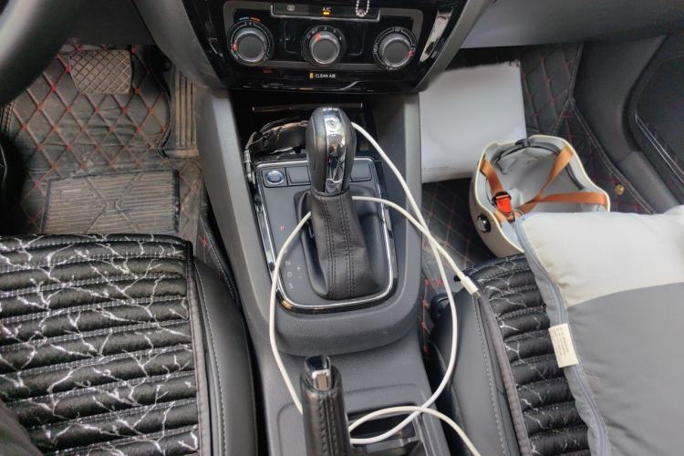Used Volkswagen Sagitar 2018 280TSI DSG Comfort Model Gear Lever