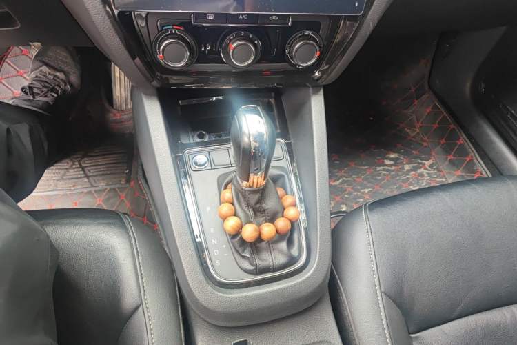Used Volkswagen Sagitar 2018 1.6L Automatic Comfort Model Gear Lever