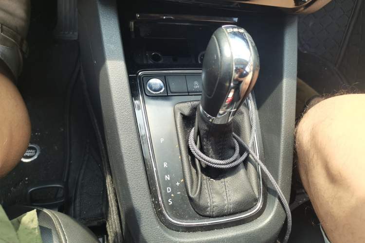 Used Volkswagen Sagitar 2018 280TSI DSG Ignite Edition Gear Lever
