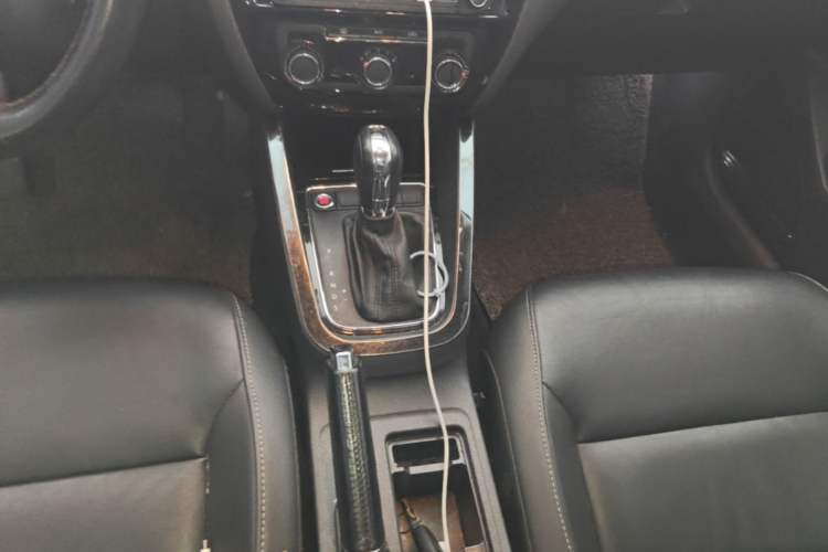 Used Volkswagen Sagitar 2018 280TSI DSG Ignite Edition Gear Lever