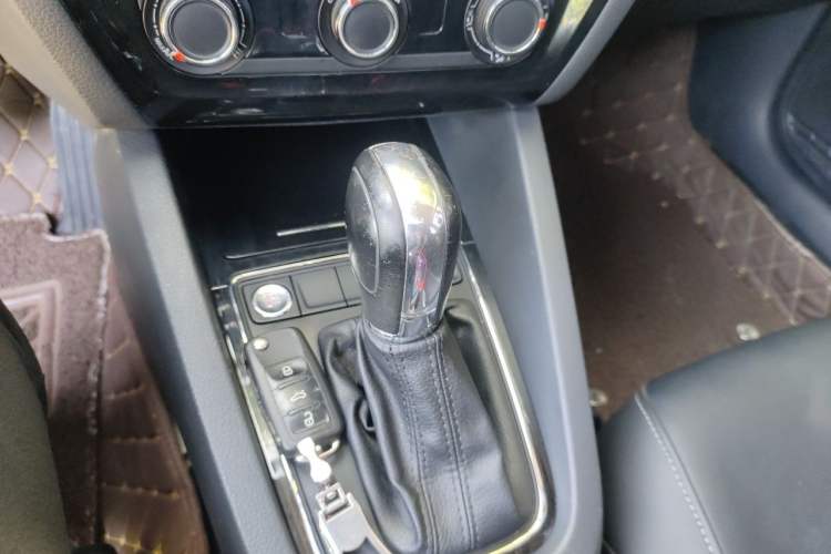 Used Volkswagen Sagitar 2018 1.6L Automatic Comfort Model Gear Lever