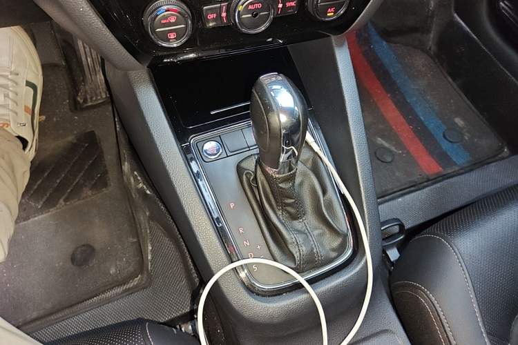 Used Volkswagen Sagitar 2018 280TSI DSG Luxury Model Gear Lever