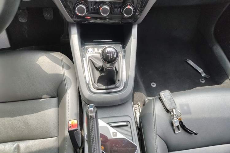 Used Volkswagen Sagitar 2018 1.6L Manual Comfort Model Gear Lever