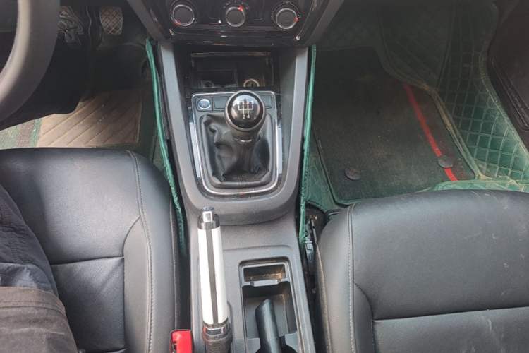 Used Volkswagen Sagitar 2018 1.6L Manual Comfort Model Gear Lever