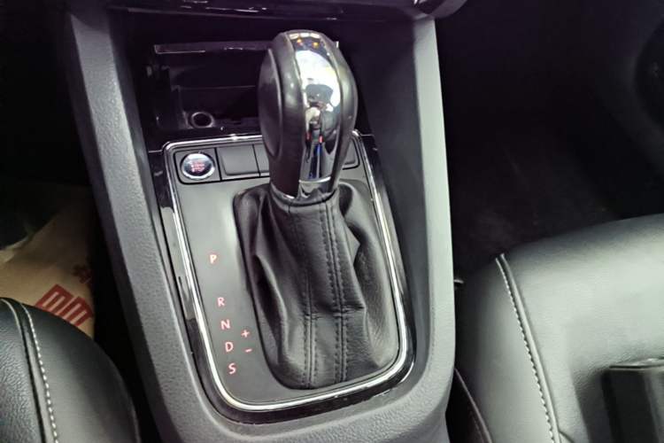 Used Volkswagen Sagitar 2018 280TSI DSG Comfort Model Gear Lever