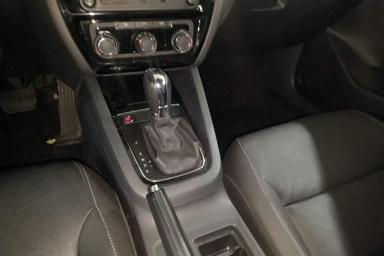Used Volkswagen Sagitar 2018 1.6L Automatic Comfort Model Gear Lever