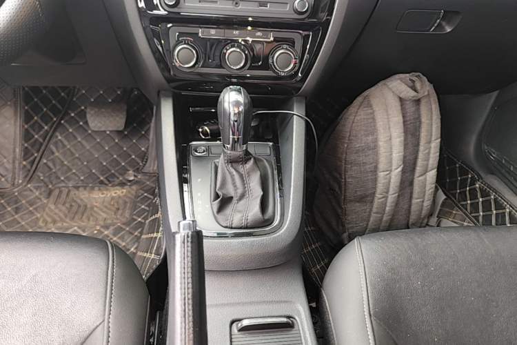 Used Volkswagen Sagitar 2018 280TSI DSG Ignite Edition Gear Lever