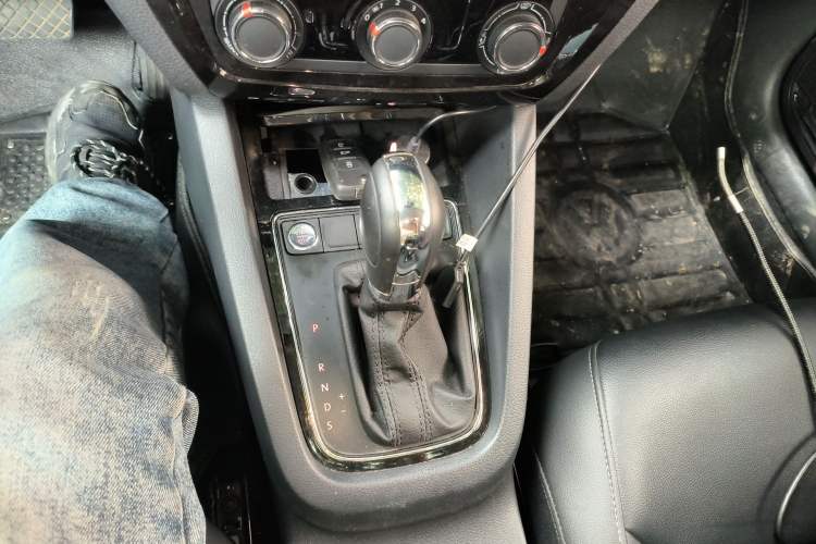Used Volkswagen Sagitar 2018 1.6L Automatic Comfort Model Gear Lever