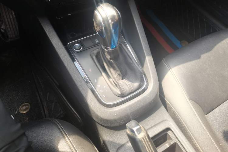 Used Volkswagen Sagitar 2018 280TSI DSG Ignite Edition Gear Lever