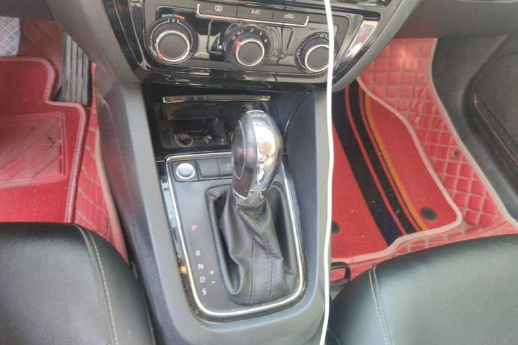 Used Volkswagen Sagitar 2018 280TSI DSG Ignite Edition Gear Lever