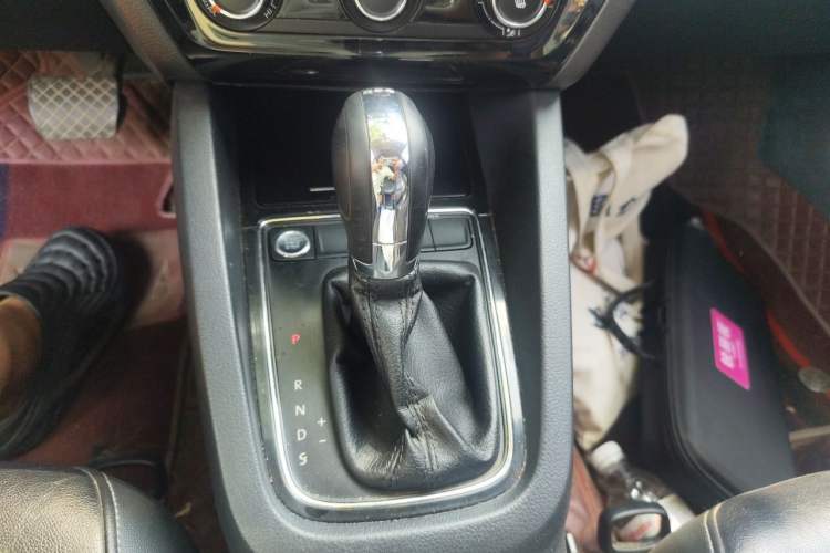 Used Volkswagen Sagitar 2018 180TSI DSG Prestige Edition Gear Lever