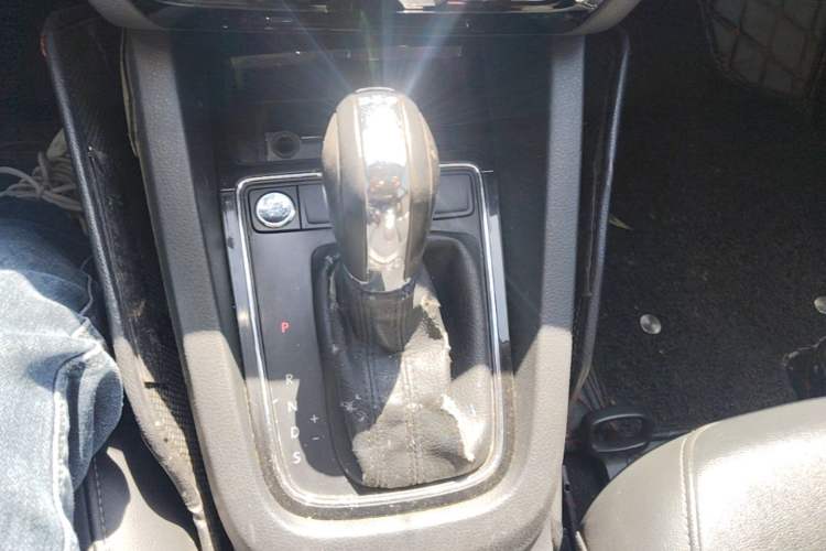 Used Volkswagen Sagitar 2018 280TSI DSG Ignite Edition Gear Lever