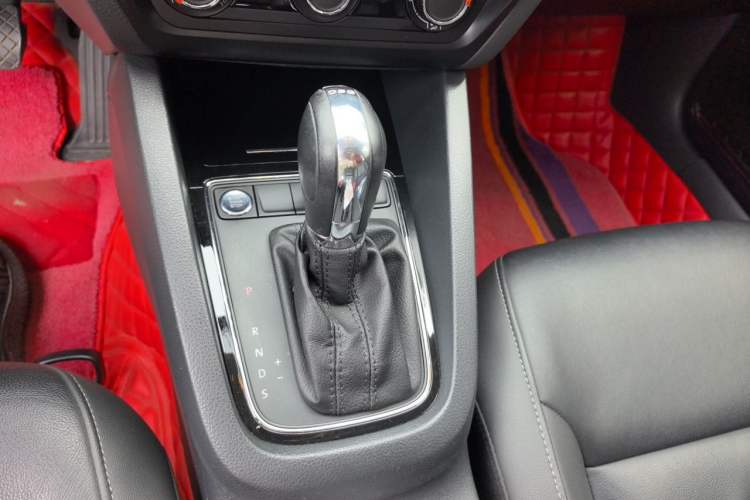 Used Volkswagen Sagitar 2018 280TSI DSG Ignite Edition Gear Lever
