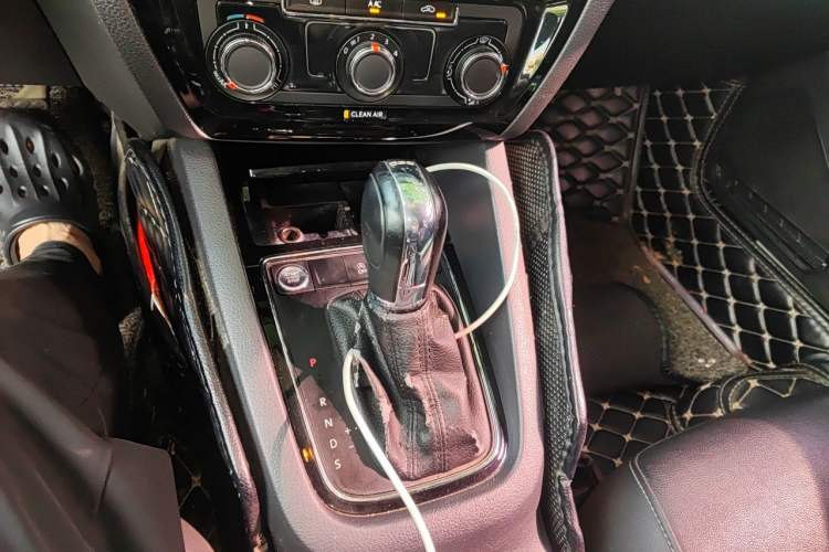 Used Volkswagen Sagitar 2018 280TSI DSG Comfort Model Gear Lever