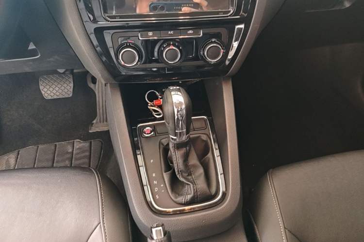 Used Volkswagen Sagitar 2018 280TSI DSG Comfort Model Gear Lever