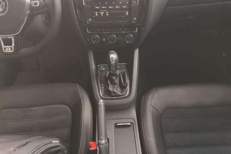 Used Volkswagen Sagitar 2018 280TSI DSG Luxury Model Gear Lever