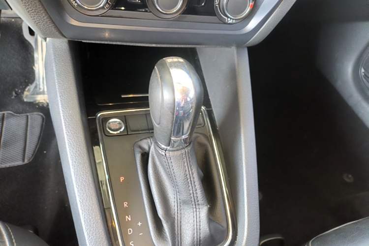 Used Volkswagen Sagitar 2018 280TSI DSG Comfort Model Gear Lever