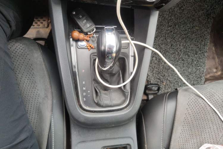 Used Volkswagen Sagitar 2018 1.6L Automatic Comfort Model Gear Lever