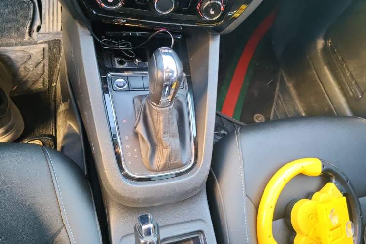 Used Volkswagen Sagitar 2018 180TSI DSG Prestige Edition Gear Lever