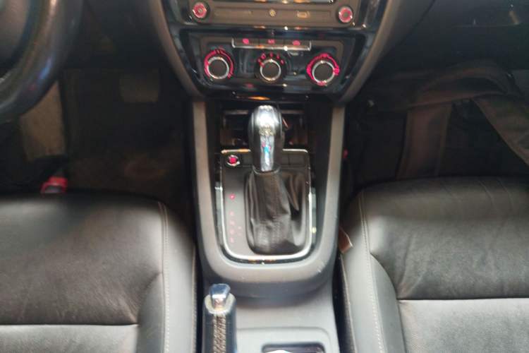 Used Volkswagen Sagitar 2018 280TSI DSG Ignite Edition Gear Lever