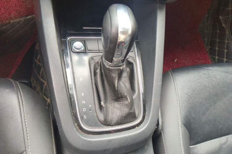 Used Volkswagen Sagitar 2018 1.6L Automatic Comfort Model Gear Lever