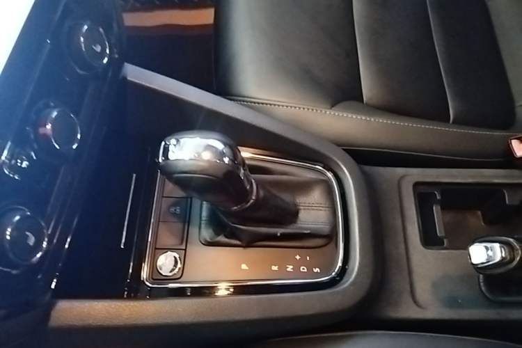 Used Volkswagen Sagitar 2018 180TSI DSG Prestige Edition Gear Lever