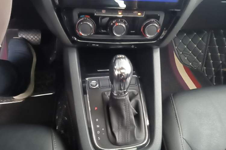 Used Volkswagen Sagitar 2018 1.6L Automatic Comfort Model Gear Lever