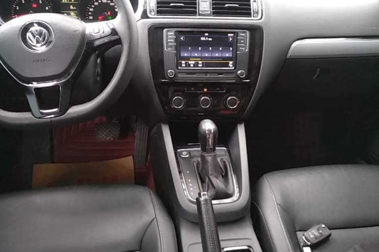 Used Volkswagen Sagitar 2018 1.6L Automatic Comfort Model Gear Lever